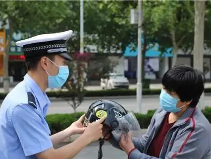 淄博公安交警推进“一盔一带”