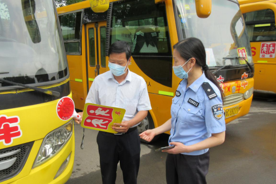 张店交警：抓好校车源头管理 为复学加把“安全锁”