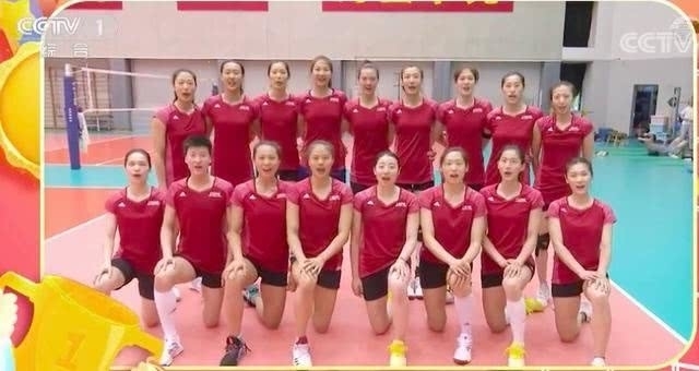 中国女排17位参训队员集体亮相：朱婷张常宁领衔，老将颜妮暂时离队