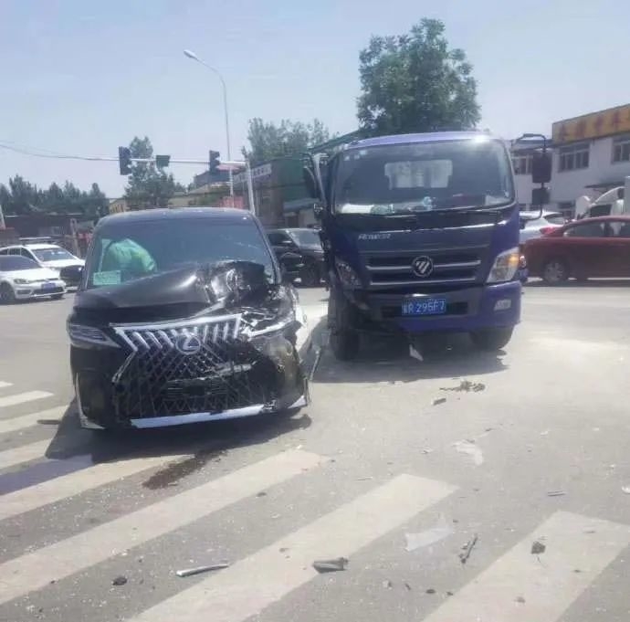 “最贵面包车”雷克萨斯LM遭遇首撞，车主乐观面对