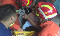 淄博：幼儿“指尖冒险”  消防员紧急救援