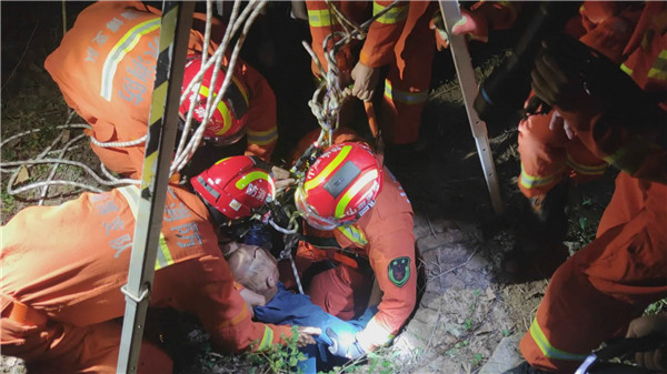 山东淄博：一老人跌落深井里 消防员20分钟救出