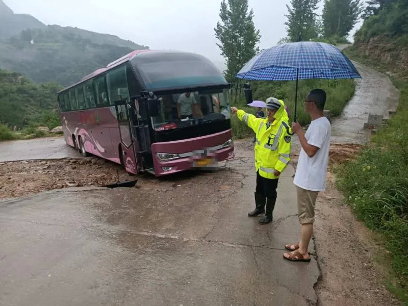 一大客车被困淄博山路，车上有30余名学生……