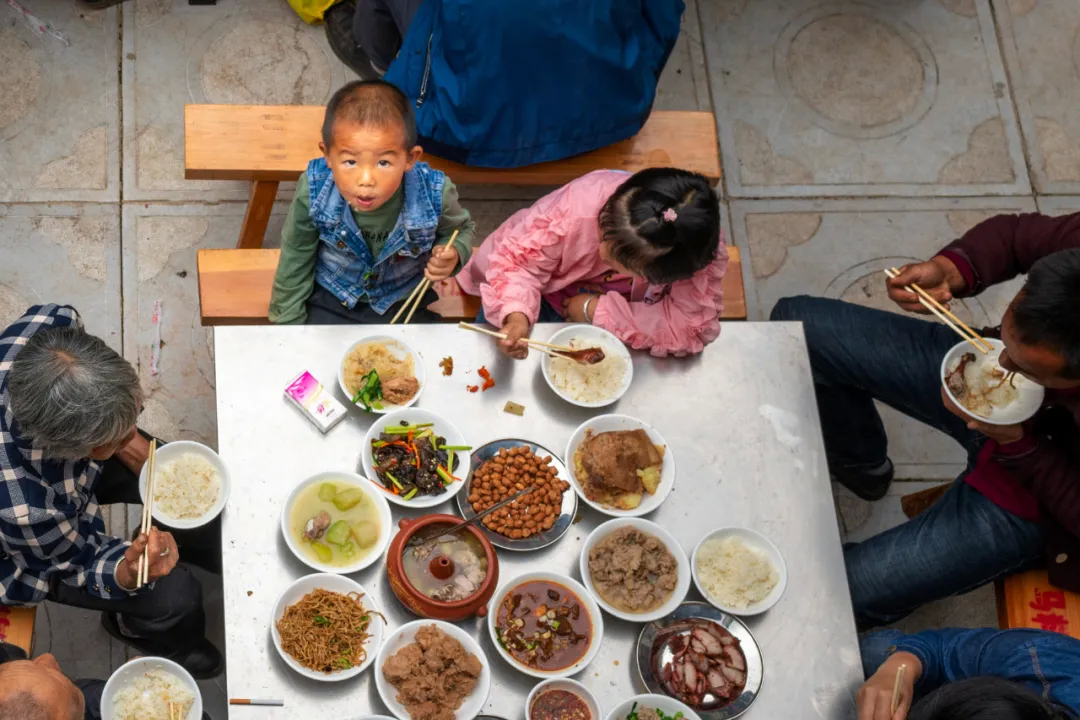 一年浪费粮食千万吨，仍有3亿隐性饥饿人口，如何才能端好“中国碗”？