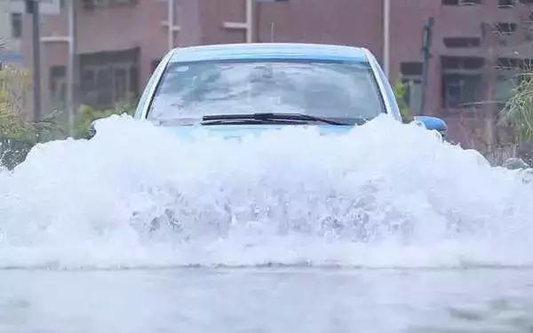 暴雨天气，车辆涉水注意事项？