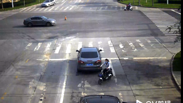 淄博街头，一女子骑电动车被撞飞！又是因为它…