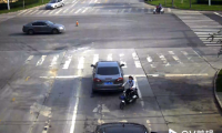 淄博街头，一女子骑电动车被撞飞！又是因为它…