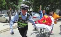 淄博街头孕妇羊水破裂 交警一路护送到医院