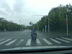 孩子意外跌落电瓶车，摇摇晃晃追上大人后，下一秒发生的事令人愤怒