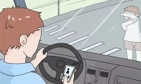 交通100《追问新闻》——开车打电话现象突出 危害巨大如何治理？