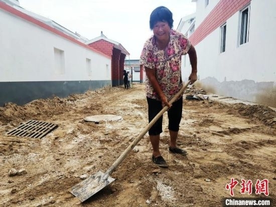 菏泽市鄄城县旧城镇村民在旧城镇实施的滩区改造工程项目打工，建设自己未来的新房。　杨飞 摄