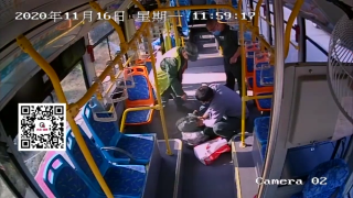 淄博公交车厢上演危急时刻！120遥控指挥司机救助癫痫晕倒市民……