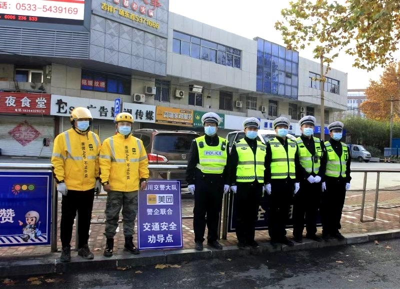 淄川交警大队联合外卖企业开展“一盔一带”警企联合劝导活动