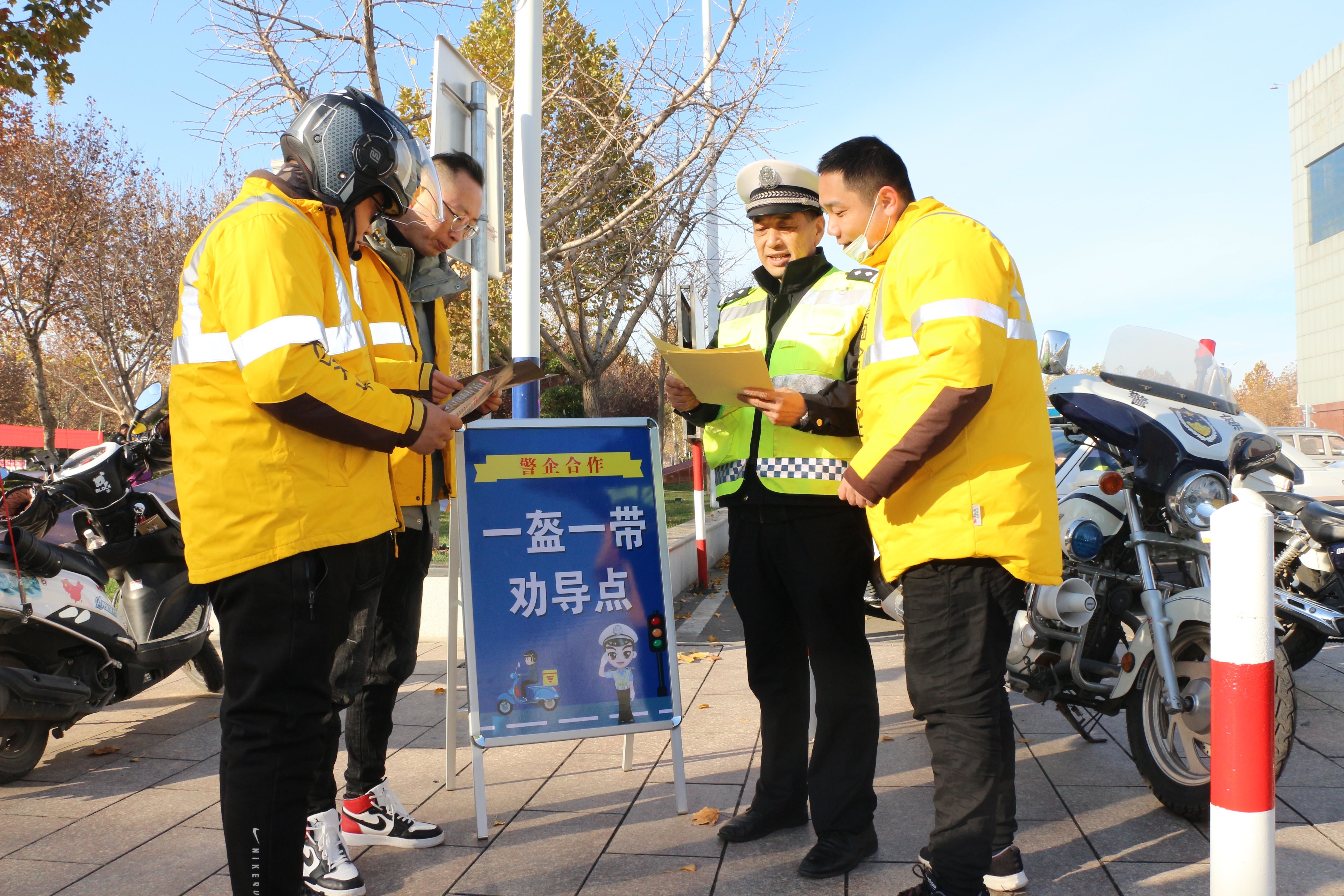 桓台交警开展警企联合劝导活动