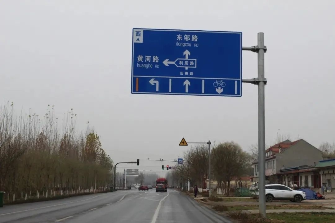淄博这里的三个路口增加单独左转信号灯，过往车辆请注意！