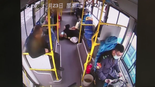 老人晕倒在公交车上  多亏了……