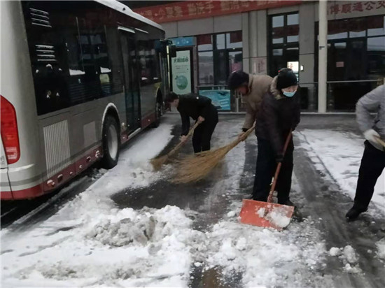 迎风雪 保畅通

全体公交人鏖战风雪一线为市民护航