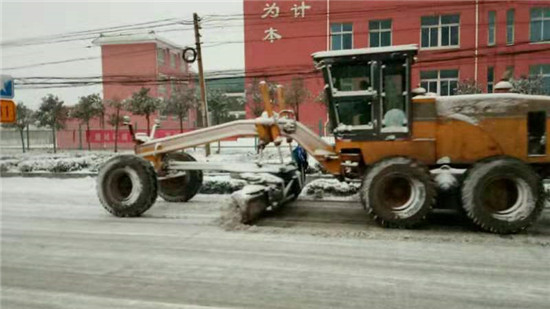 全市公路部门迅速反应除雪保畅在行动