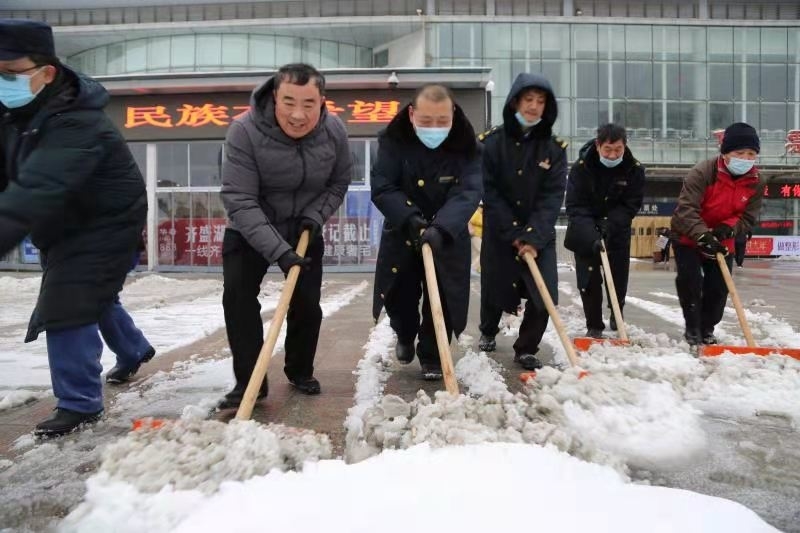 淄博普降大雪 铁路部门迎战风雪保畅通