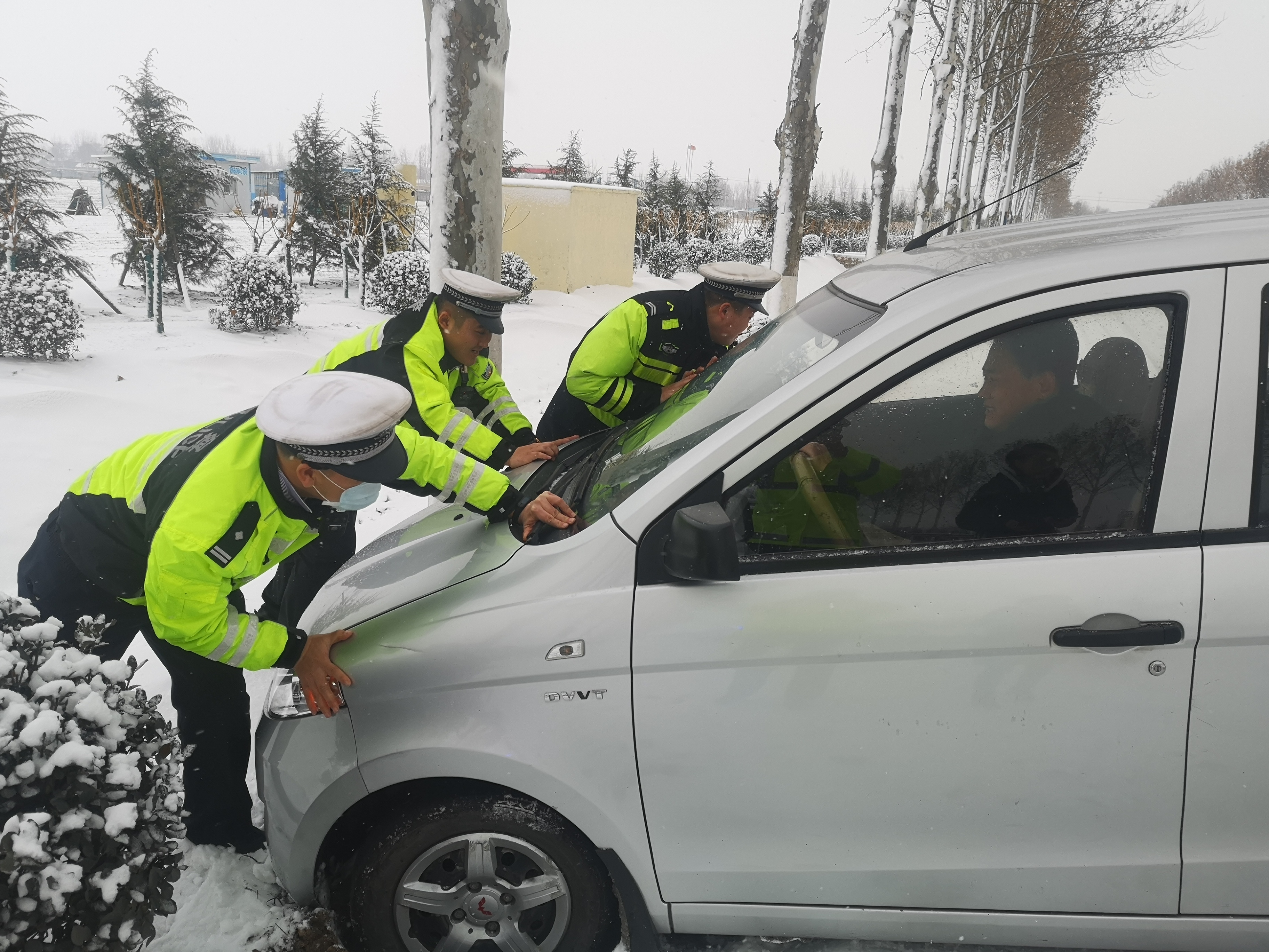 桓台交警雪天执勤路上的暖心事