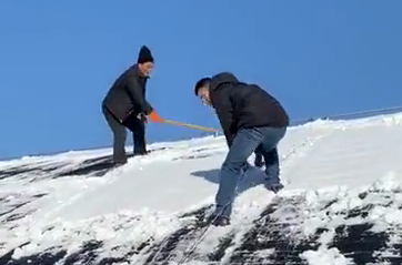 20秒 | 迎战寒潮村民大棚顶上除积雪 记者实地探访体验