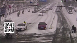 风雪中的温暖 交警为百辆私家车清扫积雪