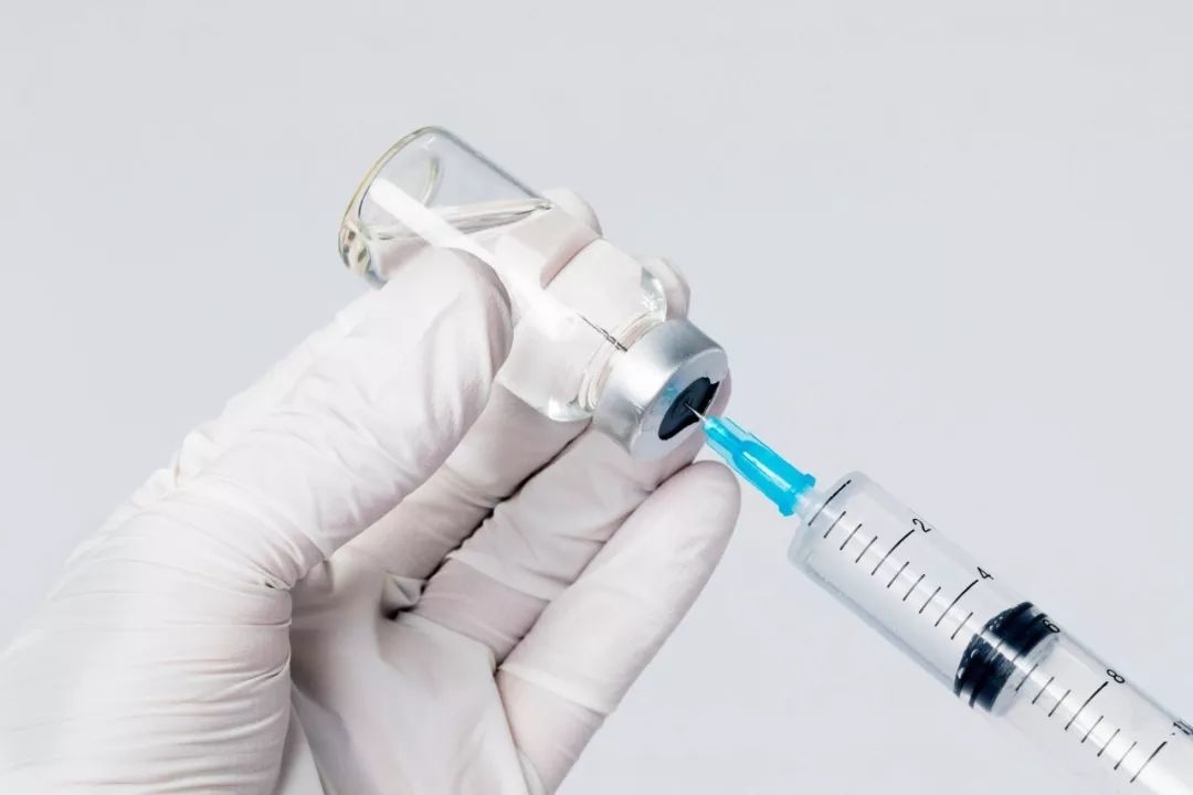 交通100《追问新闻》——新冠疫苗在淄博开始接种，接种时注意什么？