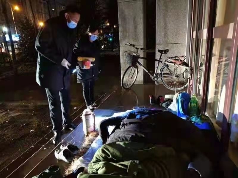 淄博市救助管理站开展雪夜巡查