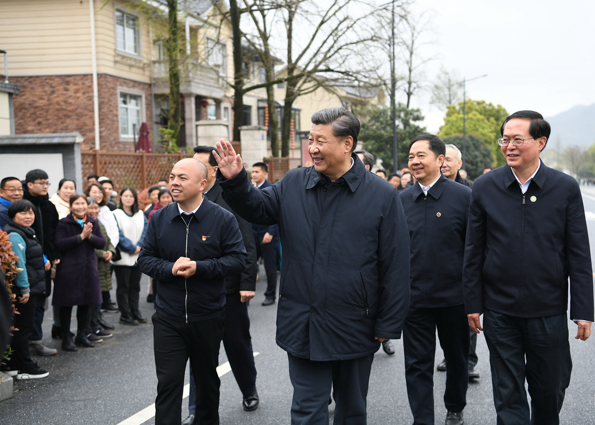 习近平总书记的三张照片