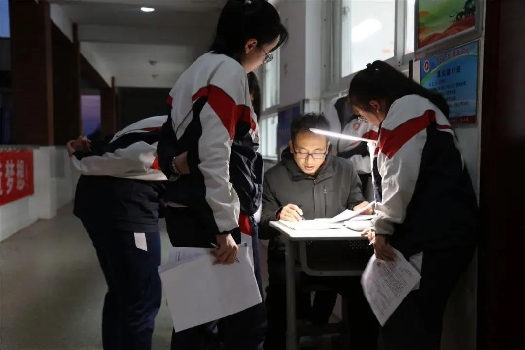 高三老师不下班？晚自习老师点台灯在走廊为学生答疑