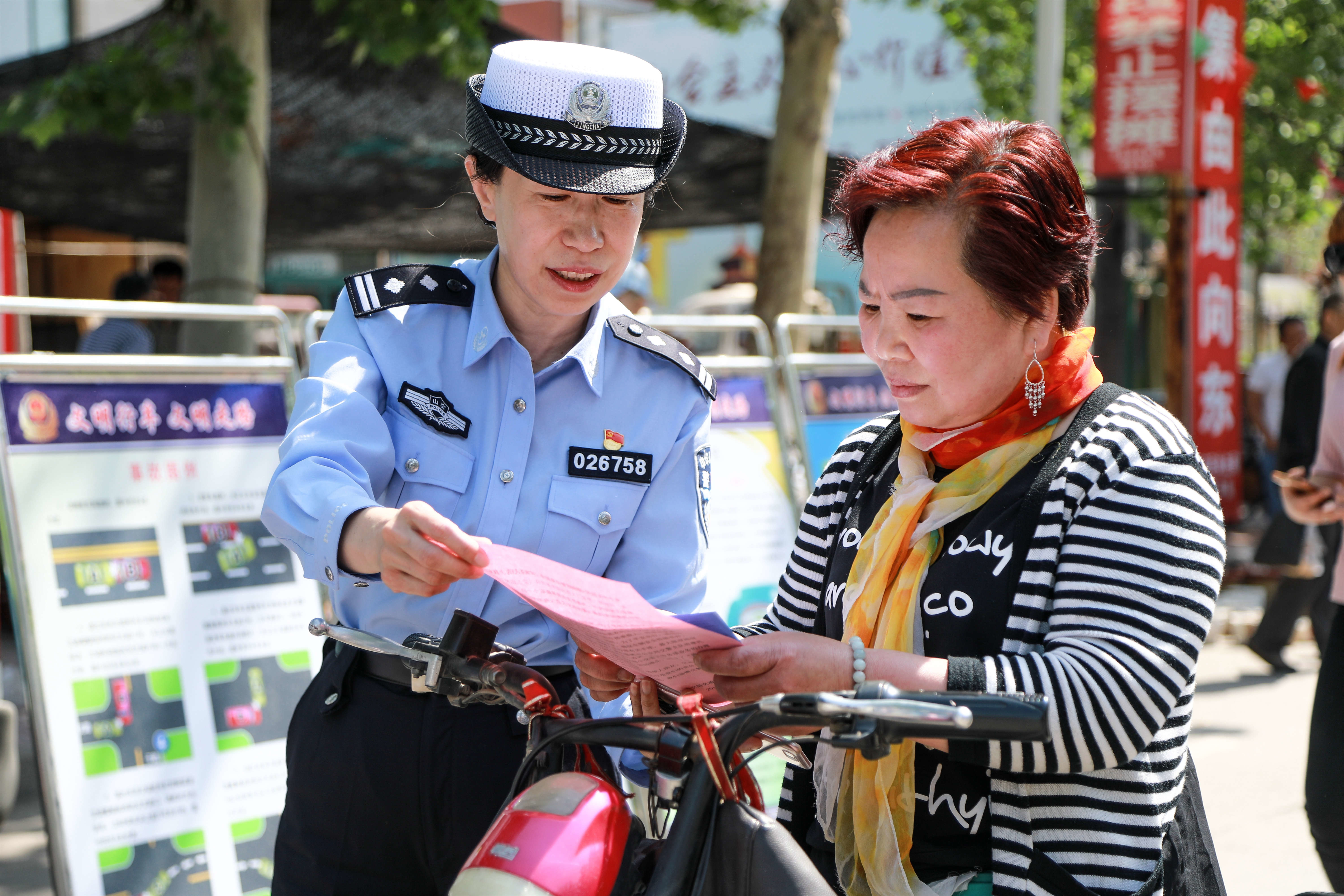 张店交警进社区开展“一盔一带”交通安全宣传活动