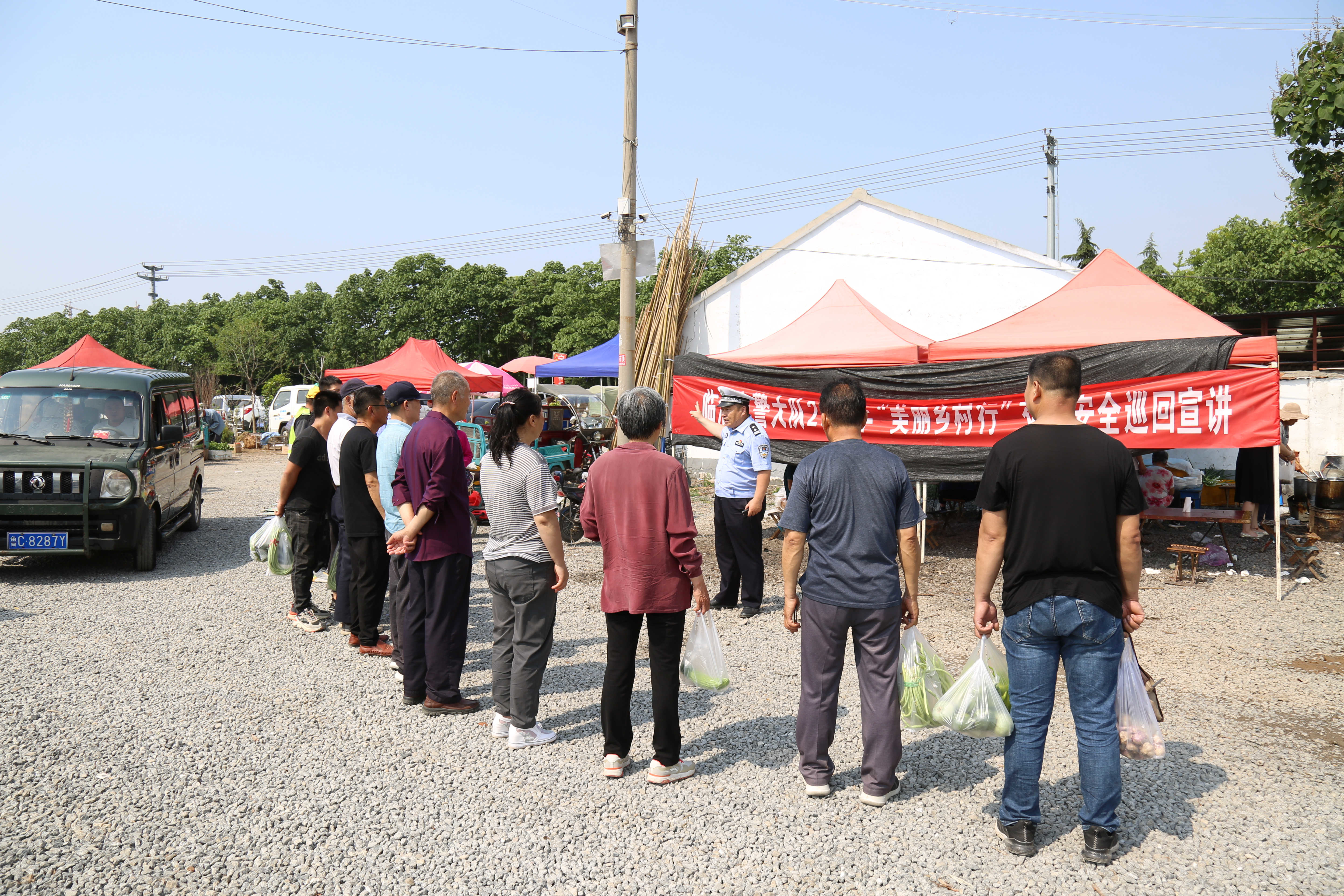 临淄交警进集市 接地气宣传交通安全