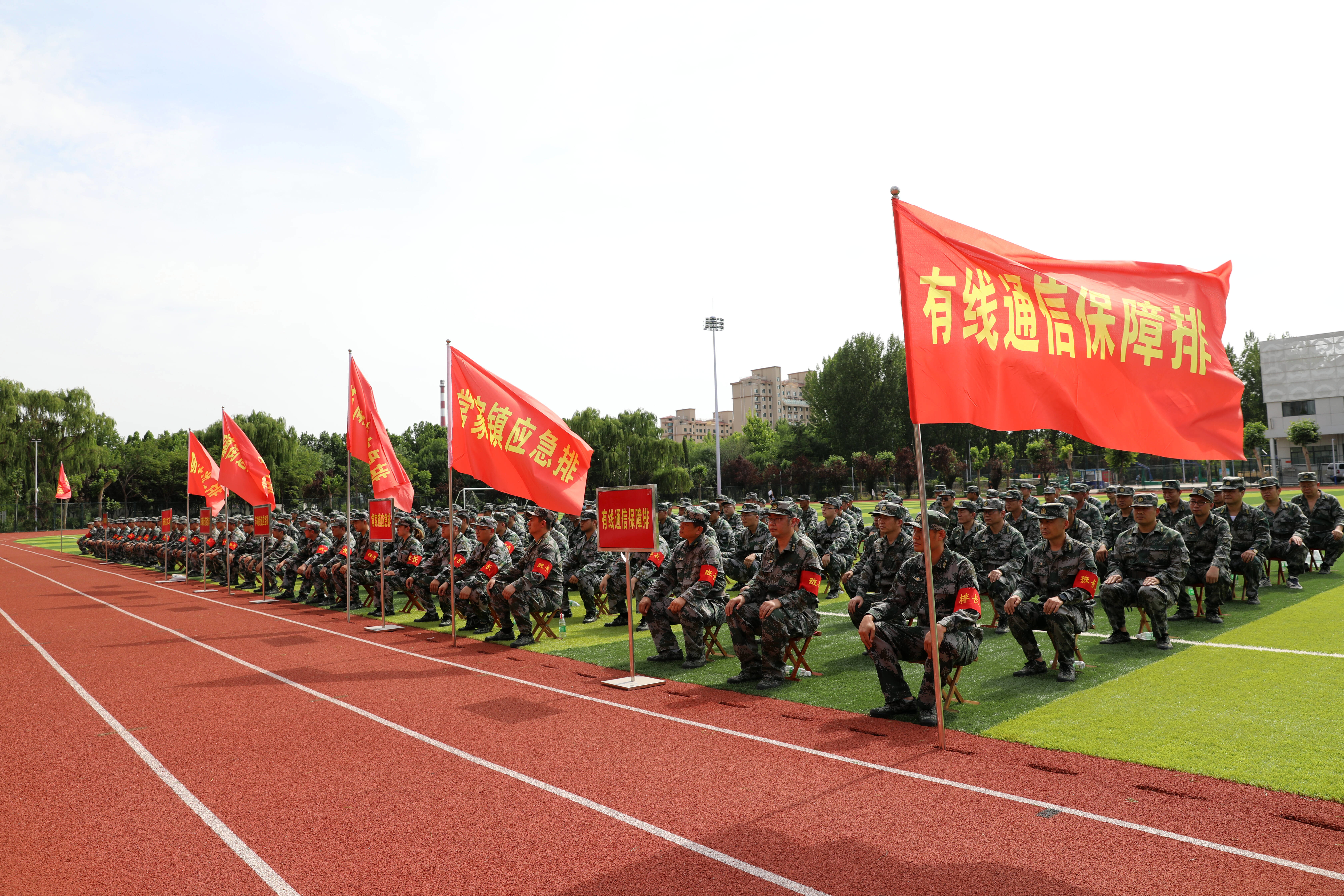 高青县基干民兵身着戎装、整齐列队接受点验