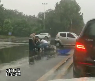 雨中淄博，2名医生跪地救人！大赞！