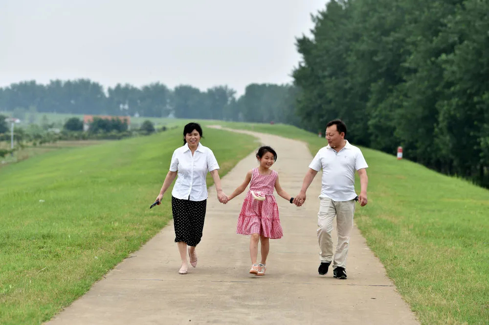 女儿跟着爸爸去驻村，见证了一个人间奇迹！