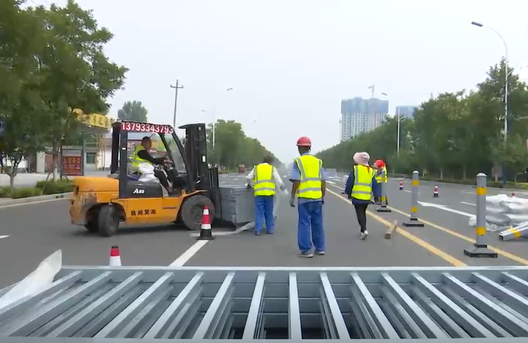 【我为群众办实事】守护安全保畅通 桓台县城区主干道路安装道路隔离护栏