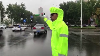 雨中忙碌 确保交通顺畅