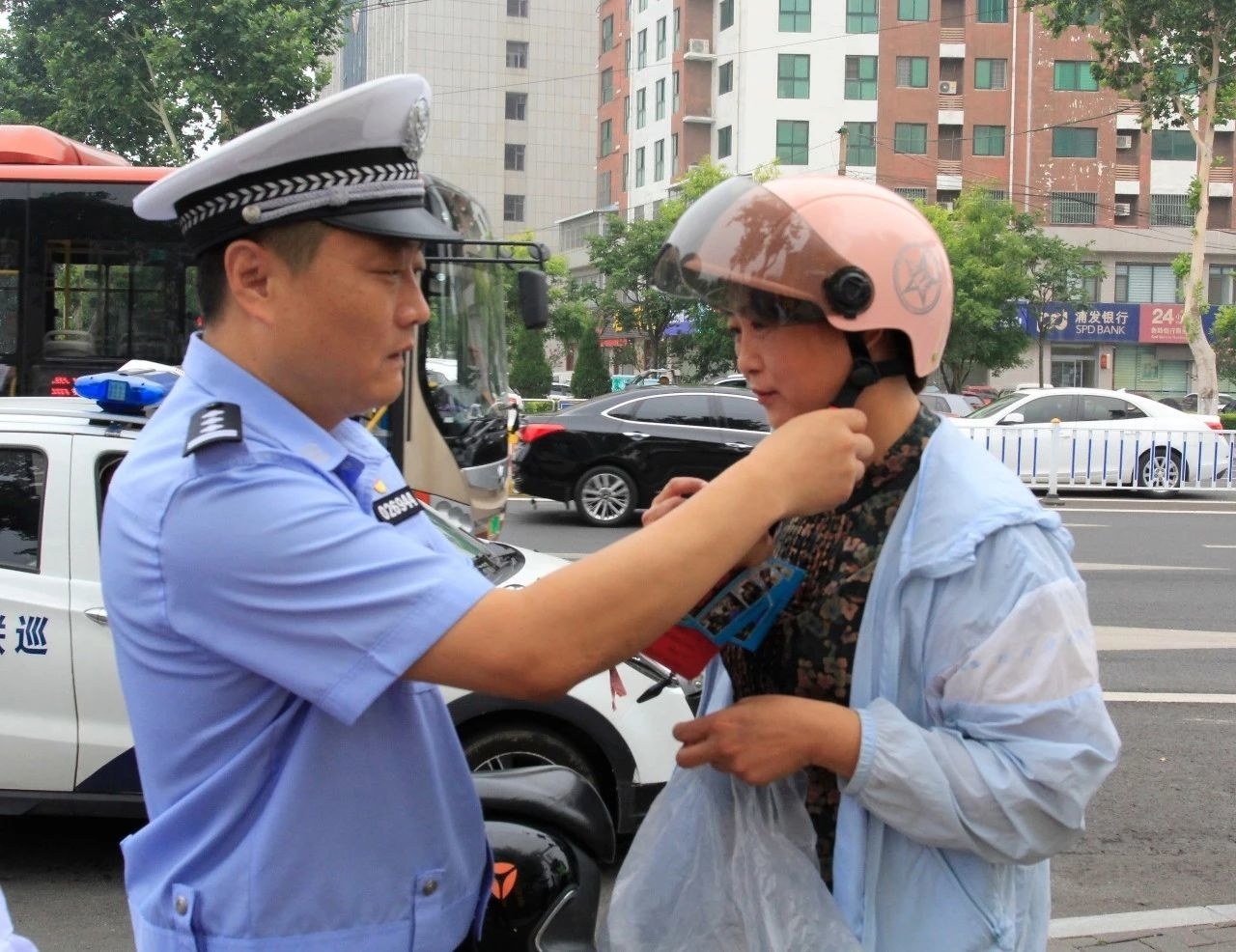 赞！淄博公安交警“爱心头盔”安全守护群众出行！