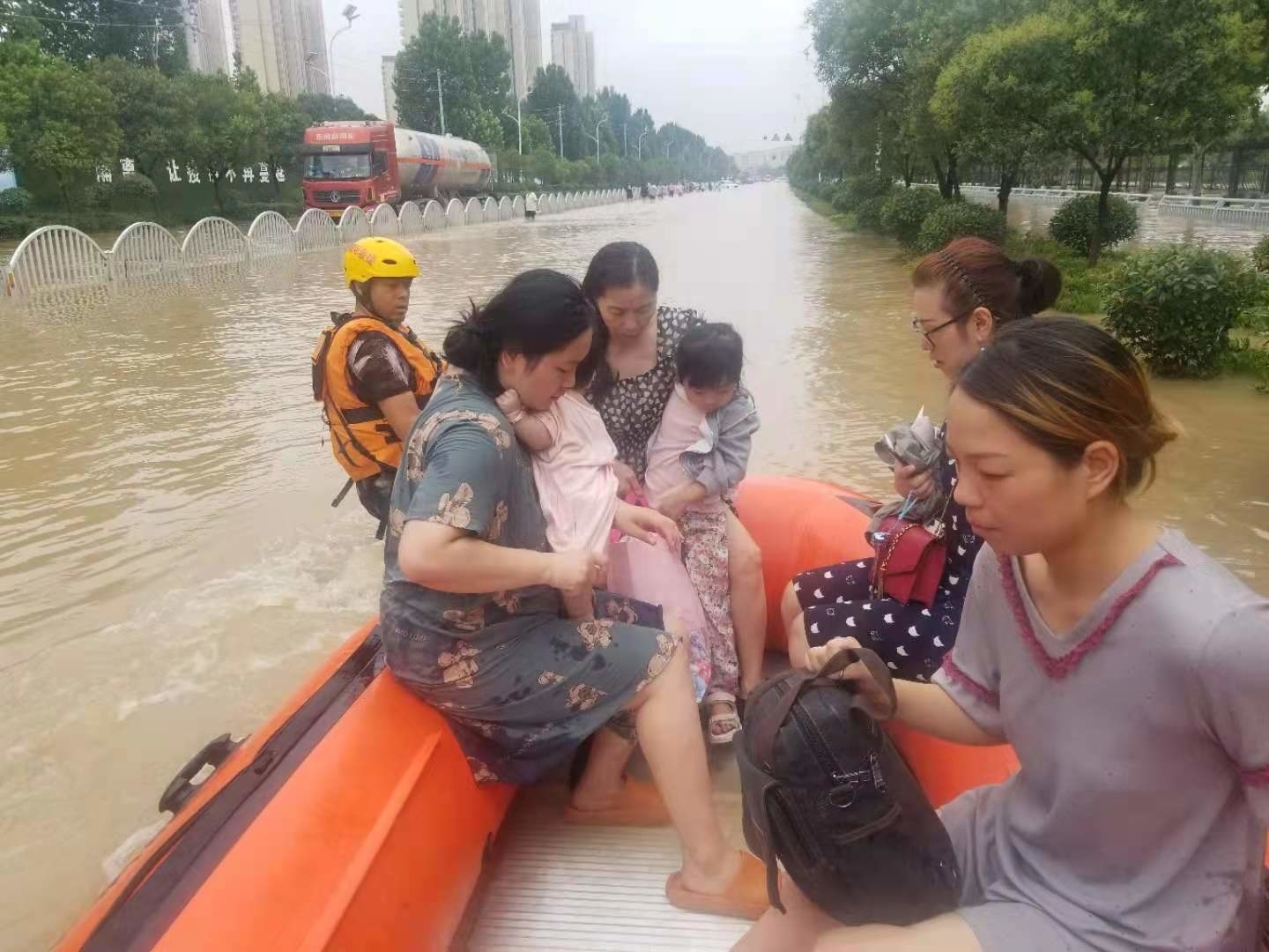 淄博市救援队赶赴郑州 风雨同舟 共渡难关