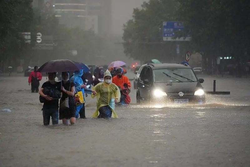 暴雨天车被淹了，保险赔不赔？《爱车帮》帮您解读