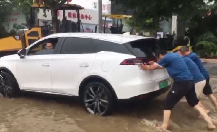 《爱车帮》暴雨时，涉水行车需注意哪些？