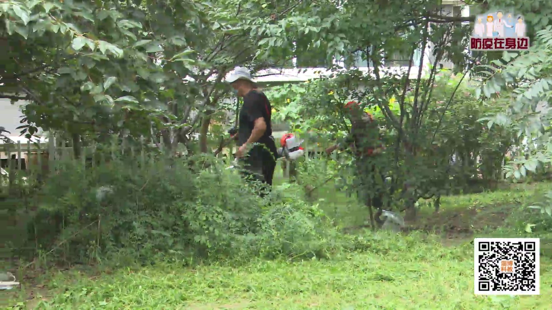 社区居民大扫除 筑牢防疫“卫生线”