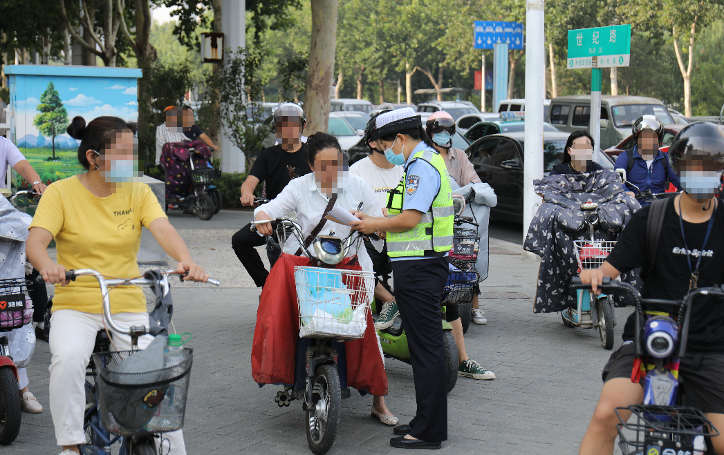 【戴头盔 安全行】为提升群众安全意识，张店交警开展劝导活动！