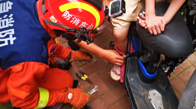 淄博：十岁女童脚卡电动车  消防紧急破拆营救