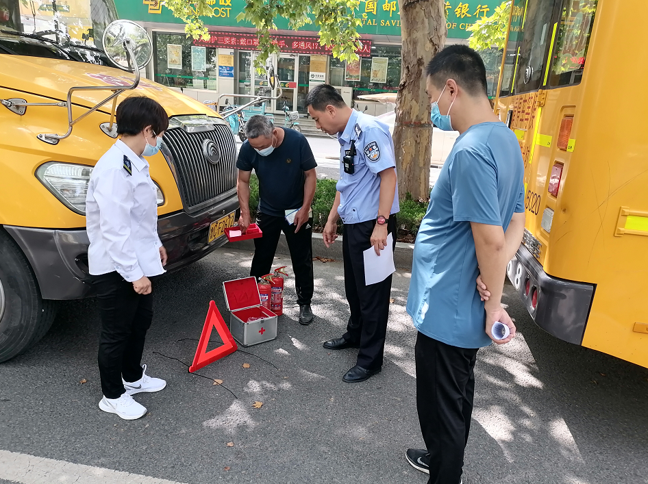 开学倒计时，交警保安全！桓台交警开展校车安全大检查...