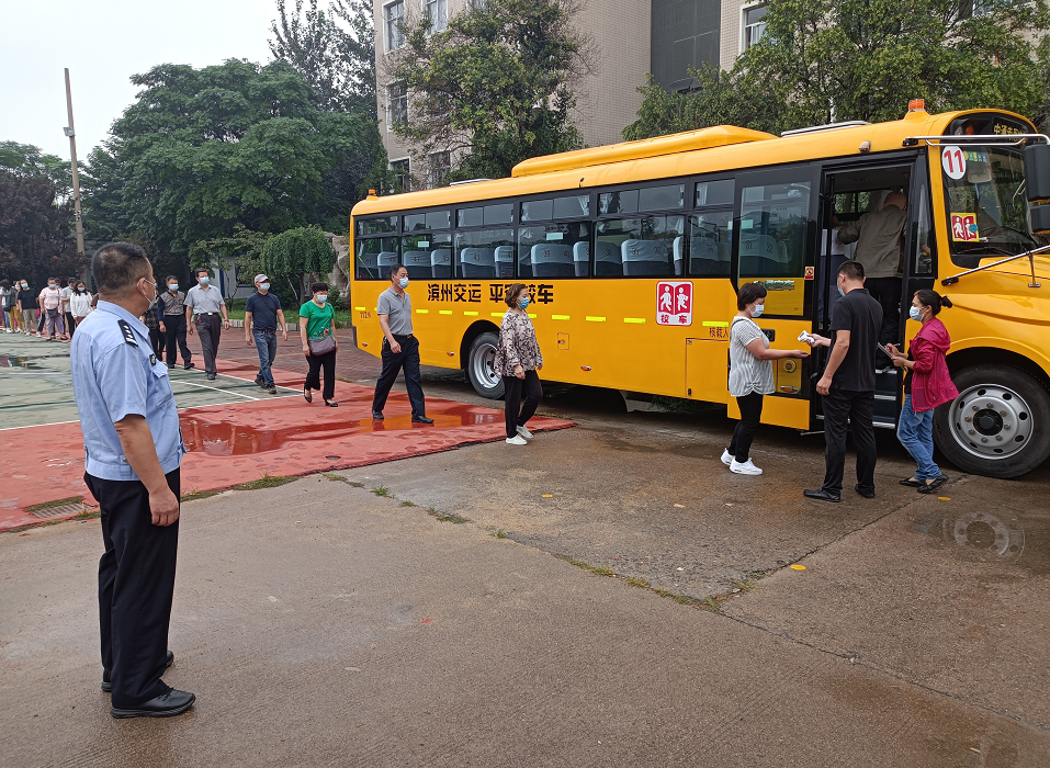 张店交警开展校车检查，保障学生乘车安全！