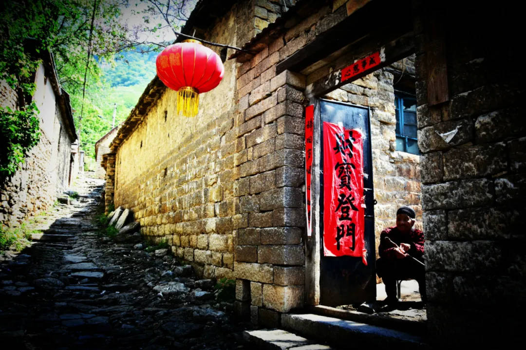 这个周末，约三五好友，穿越时间的缝隙，去探索石头上的历史