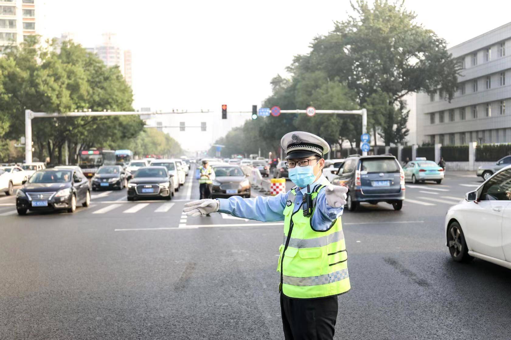 张店交警：国庆我在岗，平安不打烊！