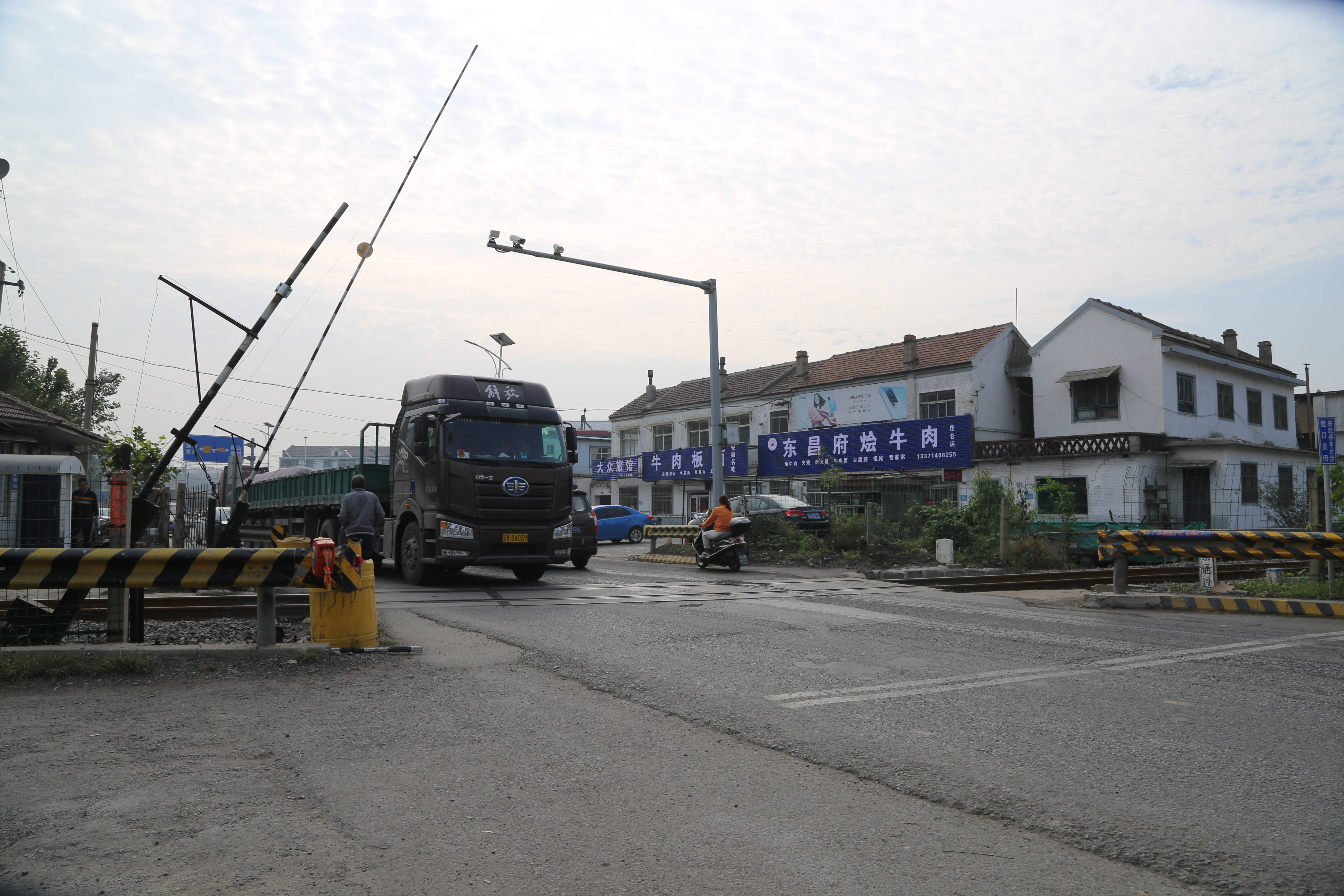 危急时刻丨大货车冲上铁路  道口工紧急拦停列车