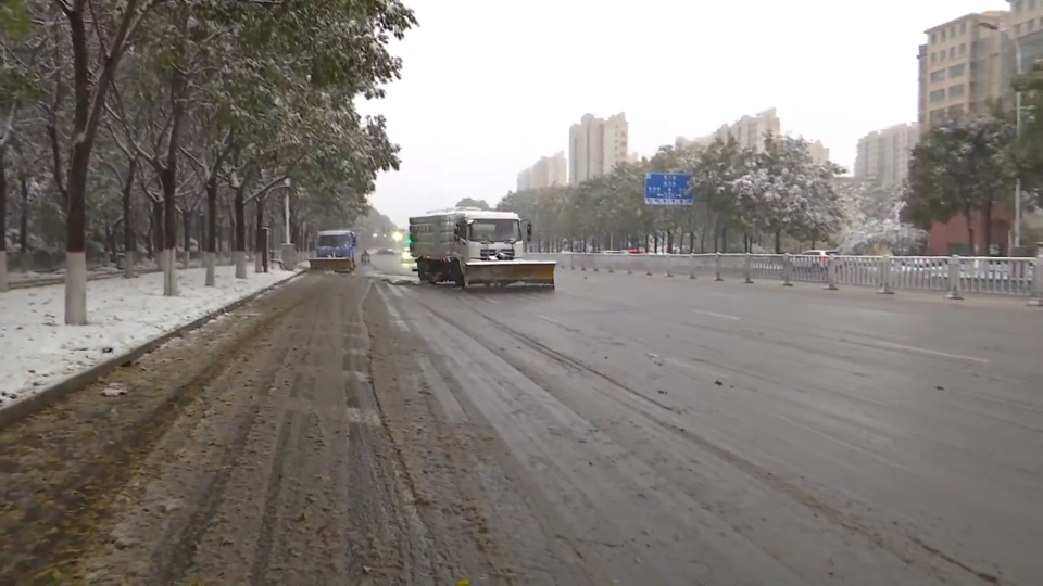 以雪为令 我市各部门清除积雪保畅通